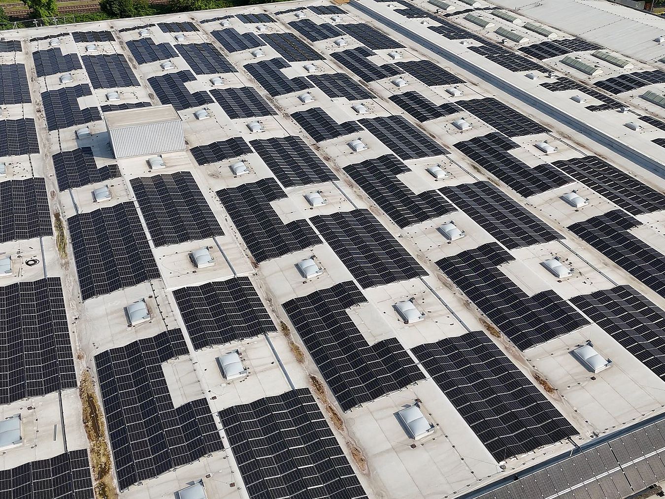 Vogelperspektive auf ein Dach, das vollständig mit Solarpaneelen bedeckt ist